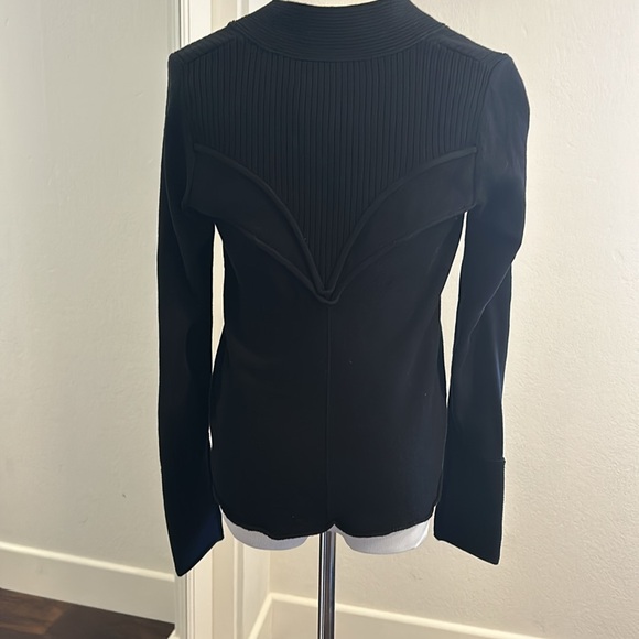 Stunning and classic cardigan sweater with ornamental brass buttons - Picture 6 of 8
